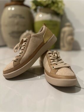 Vionic Winny 2 Sneakers – Women’s Size 6.5  Linen Canvas & Gold